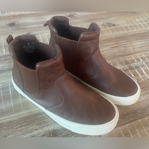 Old Navy Other - Old Navy Boy’s Brown Slip On Boots - Size 5